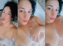 Cleo Silva, llamando la atención con su generoso busto mientras disfruta de un baño de burbujas