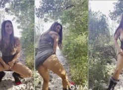 Con su vestido levantado, Eva Lovia se excita frotando su privacy en medio del bosque hasta mojarse toda