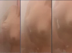 Daylinda en solo bikini divirtiéndose durante la hora del baño