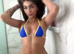 La sexy Emily Rinaudo en bikini mostrando su cuerpo en forma y su juguete favorito que le gusta usar