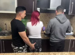 Marido satisfecho viendo cómo penetran el coño a su mujer pelirroja