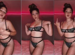 Marley Roze, la joven famosa luciendo braguitas atrevidas en onlyfans