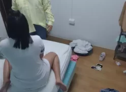 Martina se masturba con ganas sobre la almohada y es sorprendida por su abuela