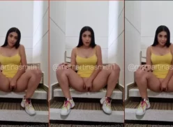 Martina Smith, la musa de OnlyFans, masturbándose con vestidito sin braguitas