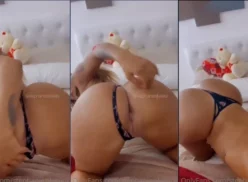 Stephanie Silveira mostrando toda su sensualidad con tanga que resalta sus curvas