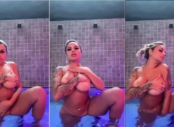 Tamara Blanda, actriz OnlyFans, en un momento íntimo en la piscina divirtiéndose