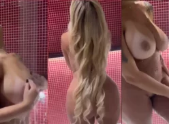 Tamara Blanda, deliciosa, refrescándose en el baño, toda atrevida y provocativa