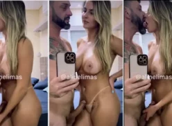 Aline Limas sosteniendo el miembro de su pareja completamente desnuda