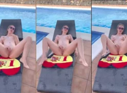 Amateur flaca es pillada masturbándose junto a la piscina