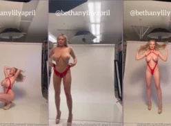 Bethanylilyapril, la rubia, posa en bikini rojo para una foto y enseña sus pezones