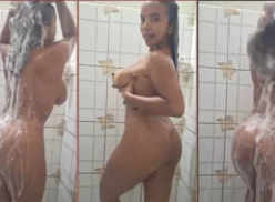 Francielly Tavares fue captada duchándose con las tetas y el culo al descubierto