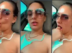 Mariana Casaroto poniendo cara sensual y chupándose los dedos en el auto