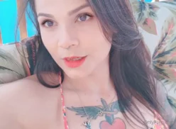 Jeeh Suicide saltó a la fama en Internet exhibiendo su generoso contenido en OnlyFans