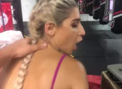 Abella Danger mostrando sus habilidades en el gimnasio en un vídeo de sexo casero