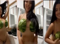 Alejandra Quiroz luciendo bikini súper escotado mostrando su gran culo