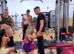 Chicas calientes divirtiéndose en una fiesta en el gimnasio con instructores bien dotados