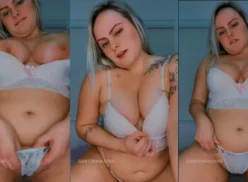 La sensual rubia Gabyzinha provocando con las bragas bien escondidas