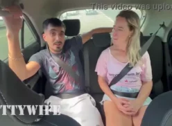 Patty Hotwife manteniendo relaciones sexuales con el amigo de su esposo en el automóvil