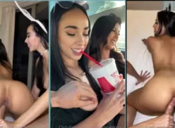 Sophia Leone y su amiga compartiendo una verga