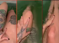 Imsadspice alias Extrasadspice Mostrando Sus Partes Intimas En Un Baño