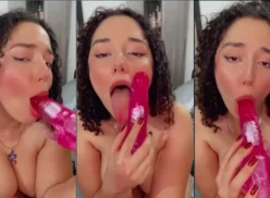 Jasmine Leal disfrutando de un consolador de forma provocativa