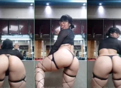 Roberta Franco, con su prominente trasero, se mueve sensualmente con sus prendas íntimas ajustadas en el video casero