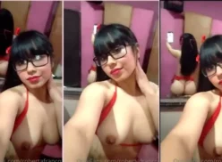 Roberta Franco, una amateur, muestra sus turgentes tetas y su culo en el espejo