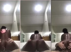 Vídeo casero de una esposa negra divirtiéndose cabalgando encima de su marido en la bañera