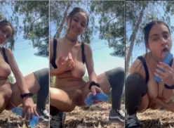 Amateur tetona es pillada en el acto divirtiéndose con un consolador mientras juega al escondite en el bosque