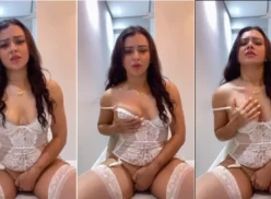 Carol Amorim sin la ropa tocando de una manera sensual