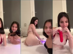 Crislaine Chan follando caliente con su amiga lesbiana en la bañera de un motel