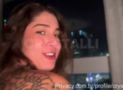 Crystalli manteniendo relaciones sexuales sin protección y eyaculando dentro de su buceta húmeda