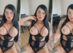 Eduarda Diamond exhibe sus grandes senos de silicona en un video casero