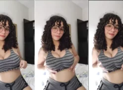 Jovencita morena de grandes pechos naturales estimulando sus grandes pezones