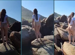 La joven practicante naturista, Eva Moderninha, caminando sin ropa sobre las rocas