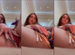 Maria Eduarda se divierte mientras estimula su clítoris con un vibrador en su coño