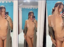 Mermaid Bauer desnuda mostrando su privacy y sus pequeñas tetas frente al espejo