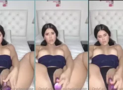 Michelle Rabbit, una jovencita, divirtiéndose con un vibrador en su coño mientras lleva las bragas a un lado