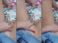 Vídeo casero de Sexygraci masturbándose caliente, sin bragas y con el coño todo mojado