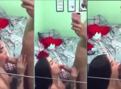 Vídeo de sexo oral casero con una joven haciendo una mamada frente al espejo