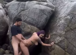 Relación íntima entre padrastro y hijastra en una playa de Río de Janeiro durante el día